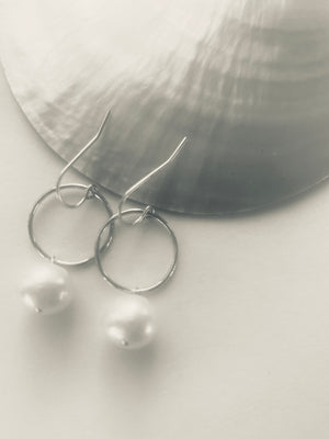 TINY HOOPS WITH ROUND PEARLS
